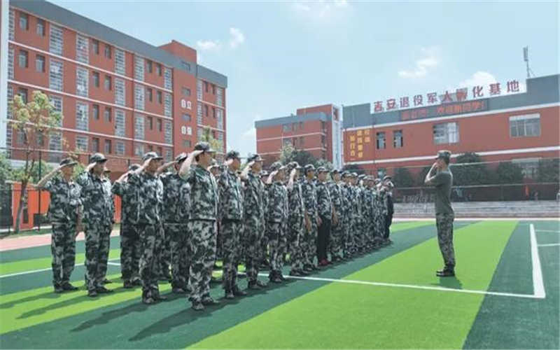 吉安市理工技工學(xué)校2021級新生國防素養教育訓練活動(dòng)