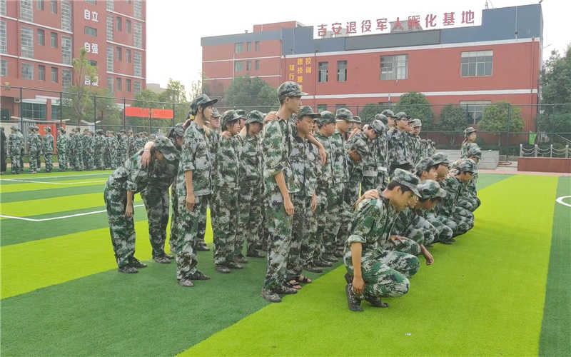 吉安市理工技工學(xué)校2021級新生國防素養教育訓練活動(dòng)