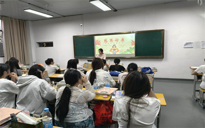 我校學(xué)工處組織各班級召開(kāi)“感恩母愛(ài)，溫暖同