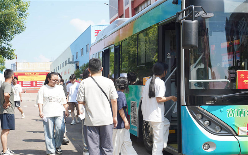 我校調派多輛大巴車(chē)護送考生提前“探路”高考
